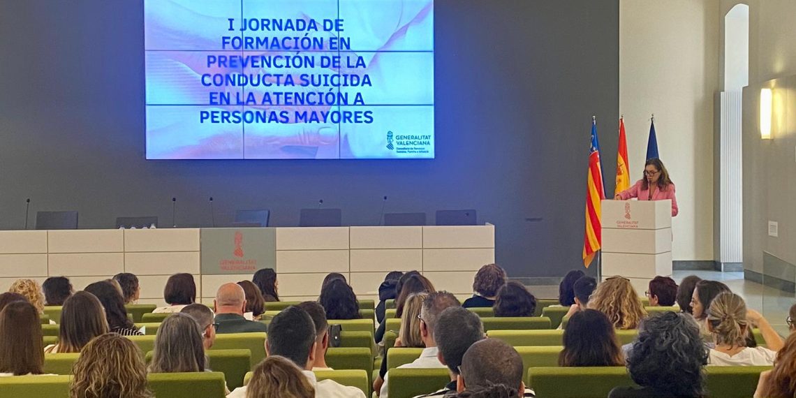 La Generalitat forma a profesionales de residencias en prevención del suicidio en mayores