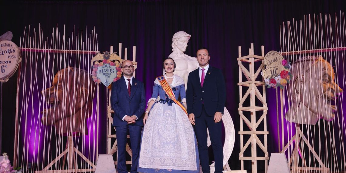 Vicent Mompó reafirma el apoyo de la Diputación a las Fallas tras recibir el Ninot d’Or del Gremi Artesà d’Artistes Fallers
