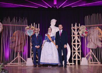 Vicent Mompó reafirma el apoyo de la Diputación a las Fallas tras recibir el Ninot d’Or del Gremi Artesà d’Artistes Fallers