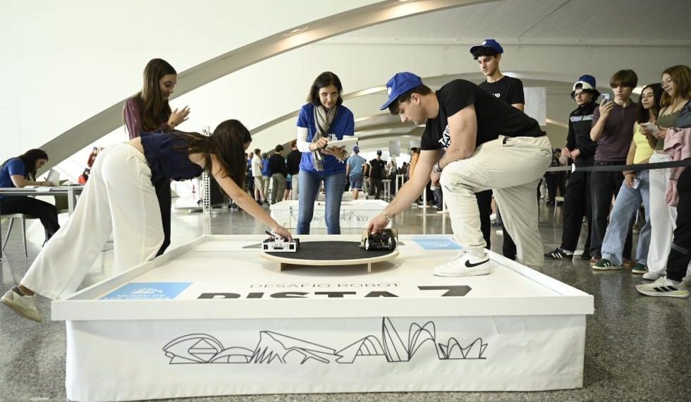 Casi 1.000 estudiantes compiten en Valencia con 229 robots en el ‘Desafío Robot’