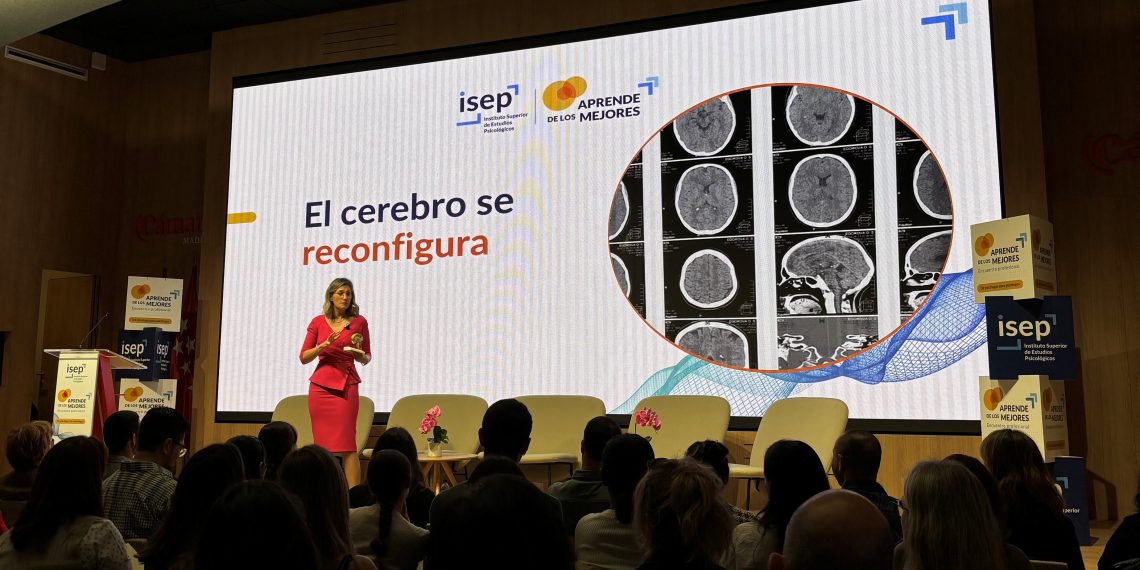 Expertos analizan en Madrid el impacto del entorno digital en la identidad adolescente