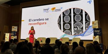 Expertos analizan en Madrid el impacto del entorno digital en la identidad adolescente