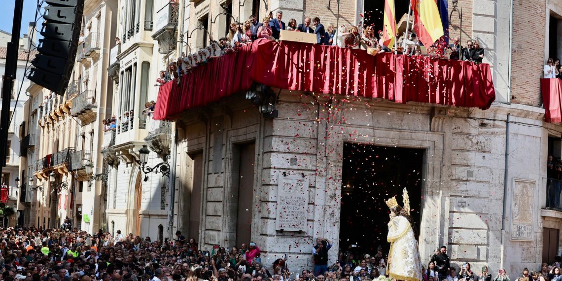 Mercavalencia reivindica el papel de la flor en el acto más emotivo de las fiestas de la Virgen