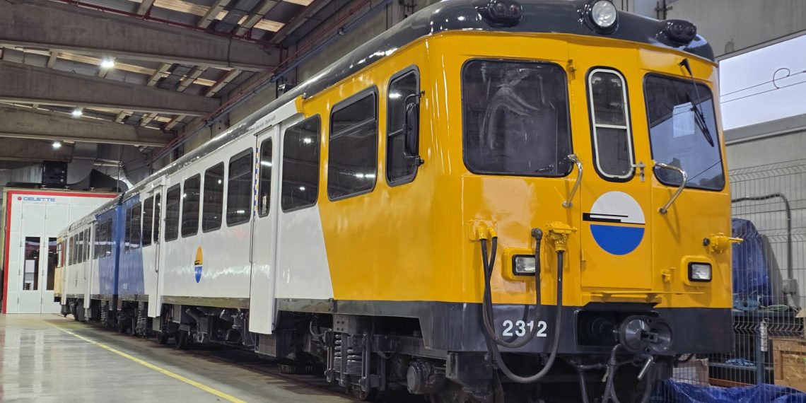 FGV recupera un tren histórico de la serie 2300 en Alicante y cede un vehículo idéntico a los ferrocarriles de Mallorca