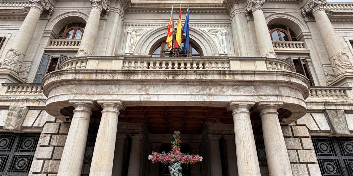 La Cruz de Mayo vuelve al Ayuntamiento de Valencia con un mensaje especial por el Día de la Madre