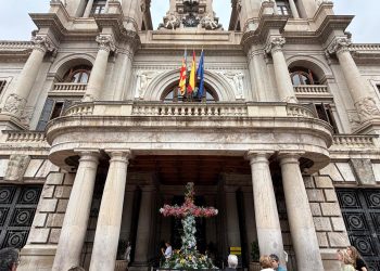 La Cruz de Mayo vuelve al Ayuntamiento de Valencia con un mensaje especial por el Día de la Madre