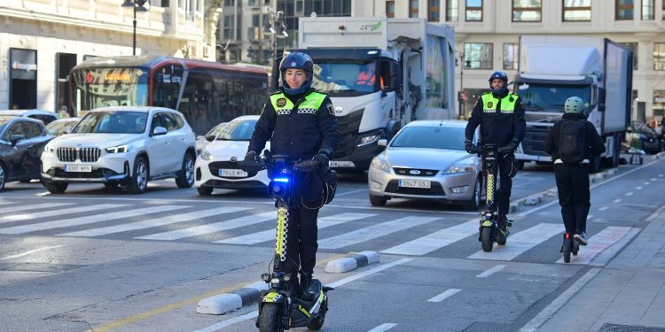 La Policía Local de Valencia intensifica los controles a patinetes eléctricos en los barrios