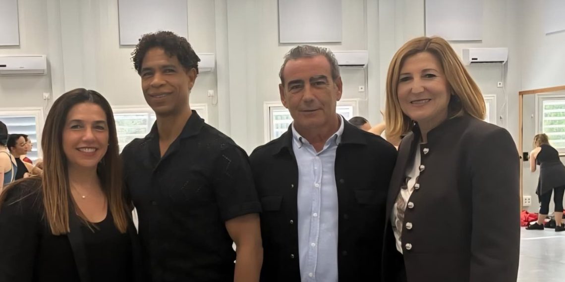 Carlos Acosta imparte una clase magistral de danza en el Conservatorio Superior de Valencia
