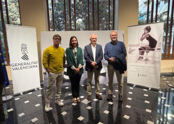 La Generalitat repasa la historia reciente de Alicante con una exposición sobre el Real Club de Regatas con fotografías de Perfecto Arjones