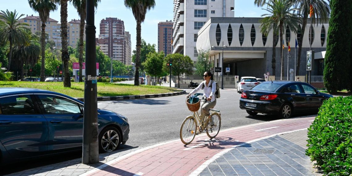 Valencia licita la mejora del carril bici de la avenida de la Plata para ganar espacio peatonal