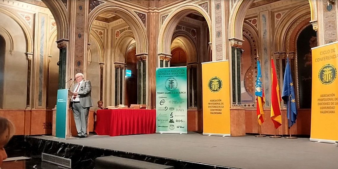 La III Gala de Doctores Magnos de la Excelencia reúne a más de 200 asistentes en Valencia