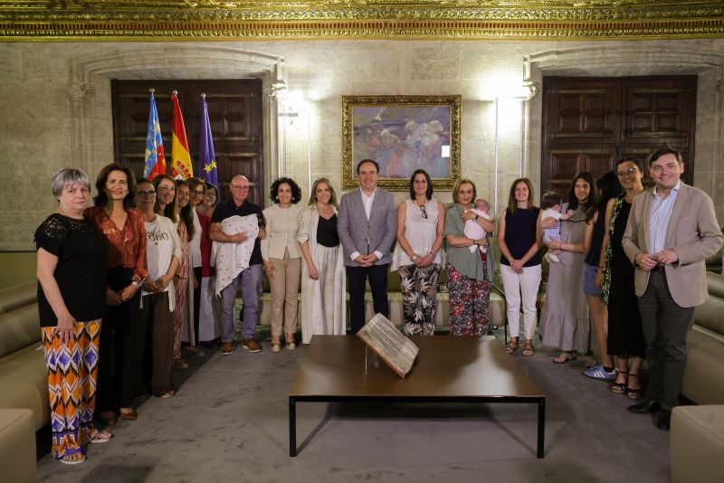 El Consell refuerza el apoyo a las familias de acogida con nuevas ayudas y deducciones fiscales