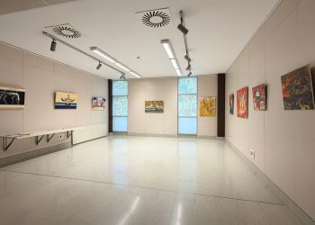 El “surrealismo dorado” de Aleksandra Istorik llega por primera vez a la Universitat de Valencia