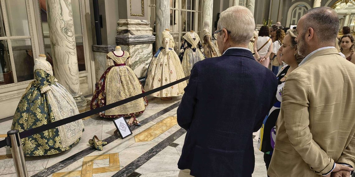 El Salón de Cristal de Valencia acoge una exposición de indumentaria y joyería tradicional valenciana