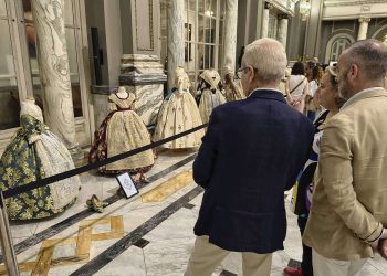 El Salón de Cristal de Valencia acoge una exposición de indumentaria y joyería tradicional valenciana