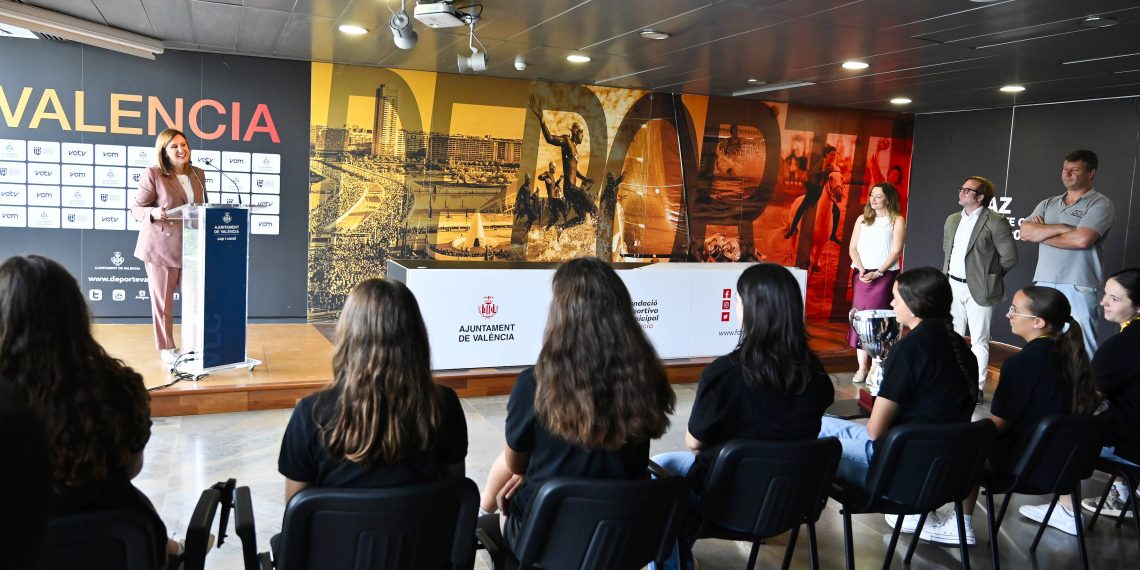 El Ayuntamiento de Valencia recibe al CAU Rugby femenino M17 tras su título nacional