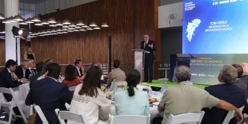 Toni Pérez destaca los 25 años de cambios en la provincia de Alicante en la presentación del anuario de INECA