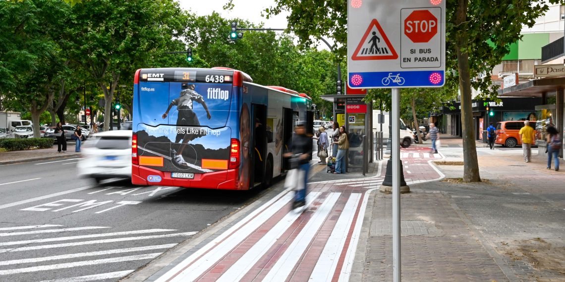 Valencia mejora la seguridad vial en una parada de la EMT de Blasco Ibáñez
