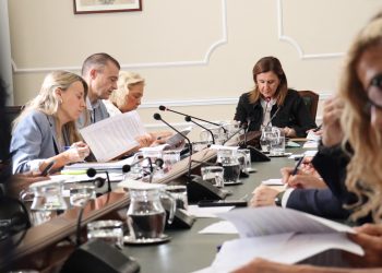 Valencia aprueba una oferta pública de empleo de 376 plazas con refuerzo para Policía Local, Bomberos y Servicios Sociales