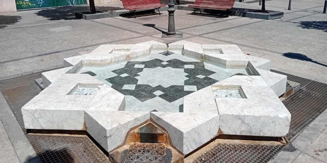 Valencia rehabilita la fuente ornamental de la plaza de Nàpoles y Sicília