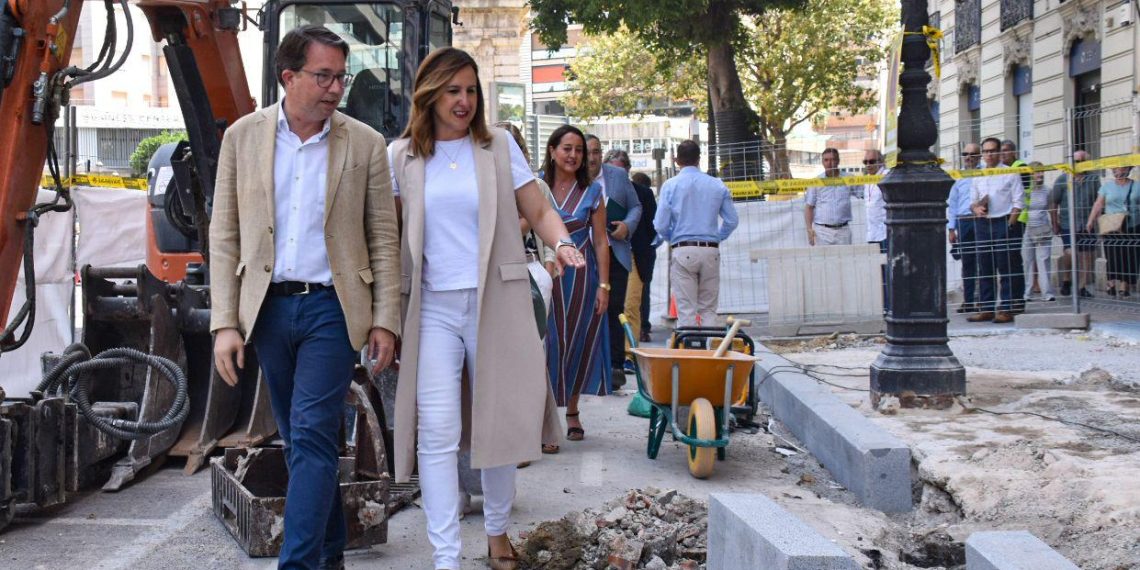 Las obras de la calle Colón de Valencia avanzan sin retrasos y ya muestran el nuevo pavimento de granito en el entorno de Porta de la Mar