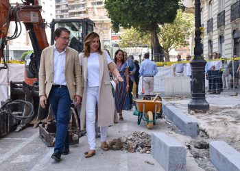 Las obras de la calle Colón de Valencia avanzan sin retrasos y ya muestran el nuevo pavimento de granito en el entorno de Porta de la Mar