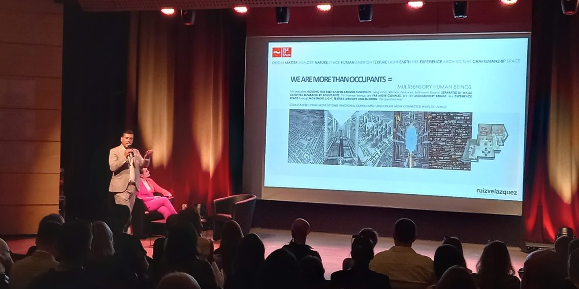 Ivace+i y Ascer unen fuerzas en Polonia para potenciar el sector cerámico valenciano