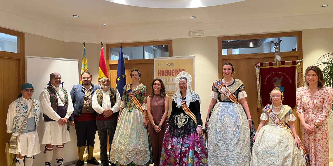 Nuria Martínez recibe a la delegación de los Centros Valencianos en el Exterior con motivo de les Fogueres de Sant Joan