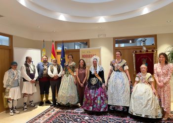 Nuria Martínez recibe a la delegación de los Centros Valencianos en el Exterior con motivo de les Fogueres de Sant Joan
