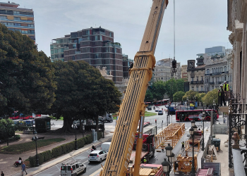 Una grúa eleva paneles de vidrio de 2.200 kilos sobre el Palacio de Justicia de Valencia