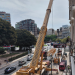 Una grúa eleva paneles de vidrio de 2.200 kilos sobre el Palacio de Justicia de Valencia