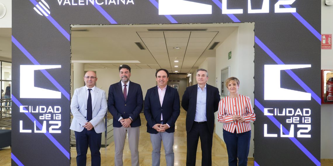 Pérez Llorca destaca a Good Films en Ciudad de la Luz como impulso al audiovisual valenciano