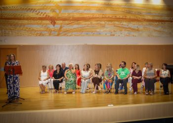 Torrent homenajea a 25 docentes jubilados por su trayectoria en la enseñanza