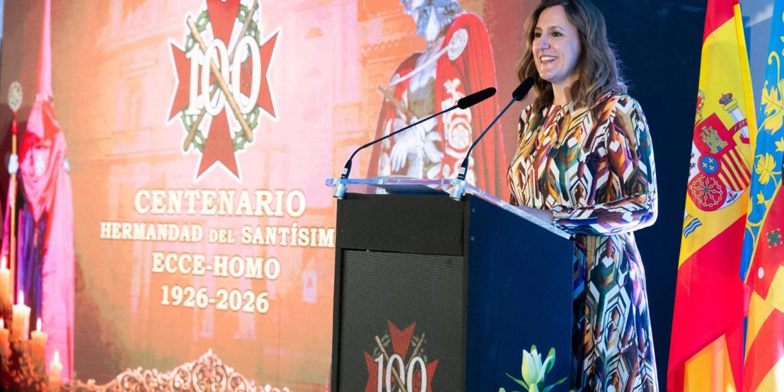 Catalá recibe el nombramiento de madrina del Ecce-Homo durante la gala del centenario de la hermandad