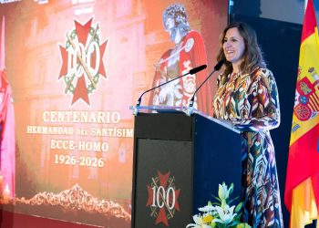 Catalá recibe el nombramiento de madrina del Ecce-Homo durante la gala del centenario de la hermandad