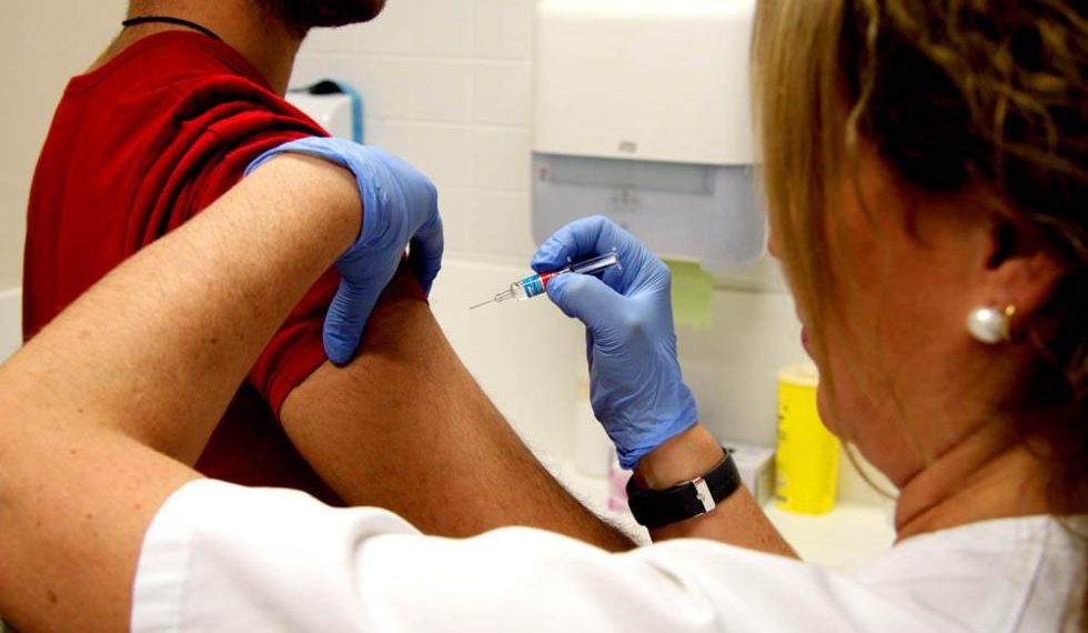 Sanidad refuerza la red de vacunación internacional tras atender a casi 19.000 viajeros