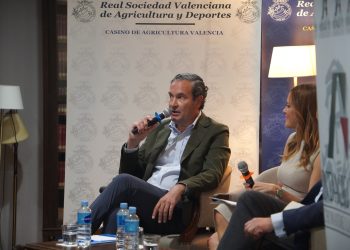 Pastor apuesta por el diálogo político en un coloquio con Vox en Valencia