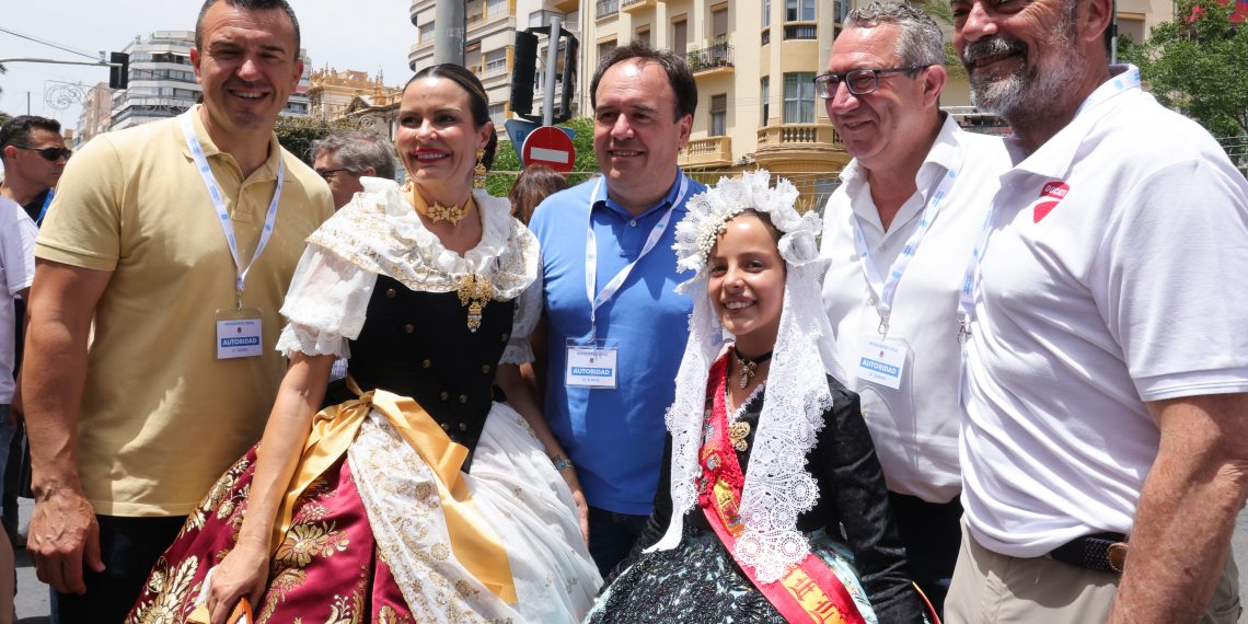 Pérez Llorca destaca el atractivo turístico y cultural de Les Fogueres 2026
