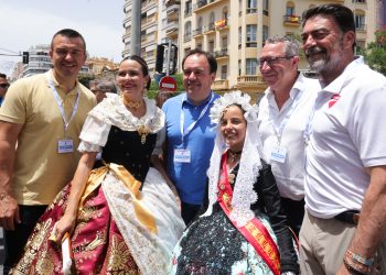 Pérez Llorca destaca el atractivo turístico y cultural de Les Fogueres 2026