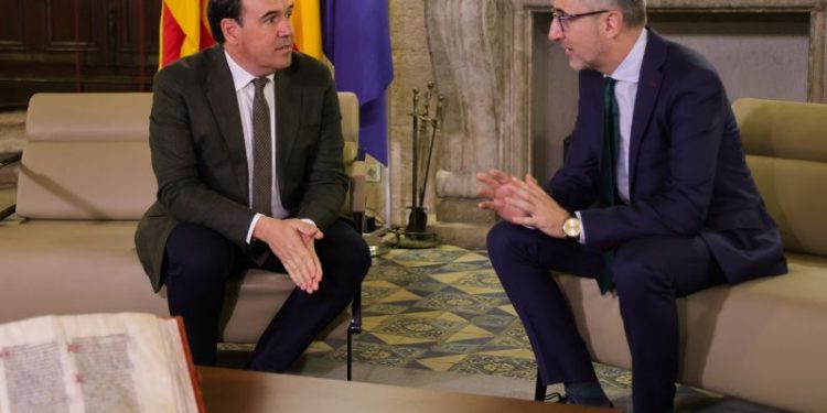Pérez Llorca reclama al ministro de Hacienda más inversión y los 5.000 millones de la deuda social
