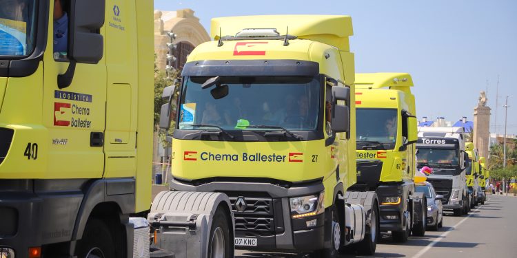 El sector del transporte valenciano conmemora San Cristóbal con una ruta de 300 camiones por la ciudad