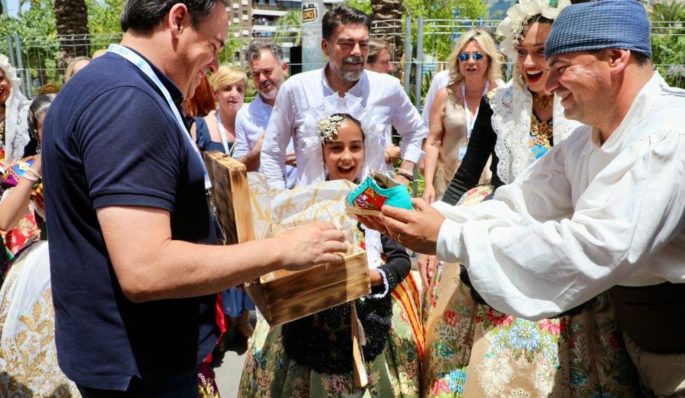 Pérez Llorca respalda las Fogueres en la mascletá de Hermanos Ferrández en Alicante
