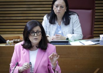 Nieves Martínez: “El Consell garantiza la atención sanitaria este verano con 74 centros reforzados, consultorios de playa y más capacidad hospitalaria”