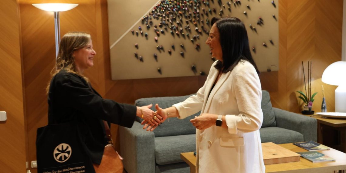 La presidenta de las Cortes Valencianas, Llanos Massó, recibe a la embajadora de Israel