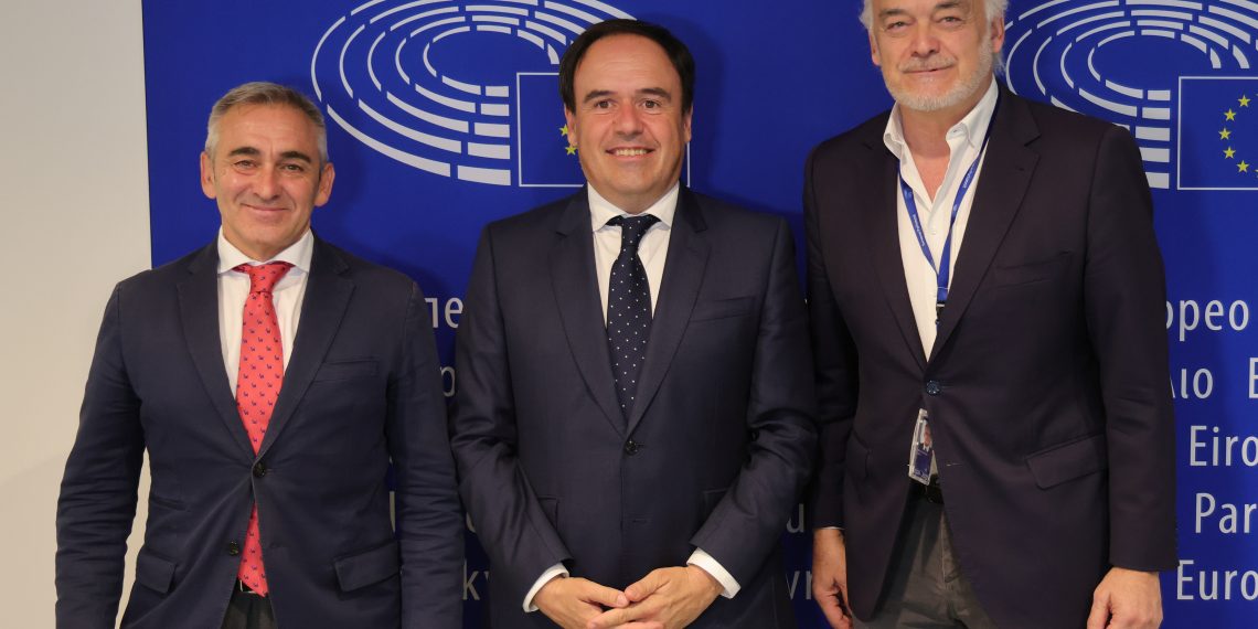 Pérez Llorca coordina con Esteban González Pons la defensa del campo y la cerámica valenciana en la UE