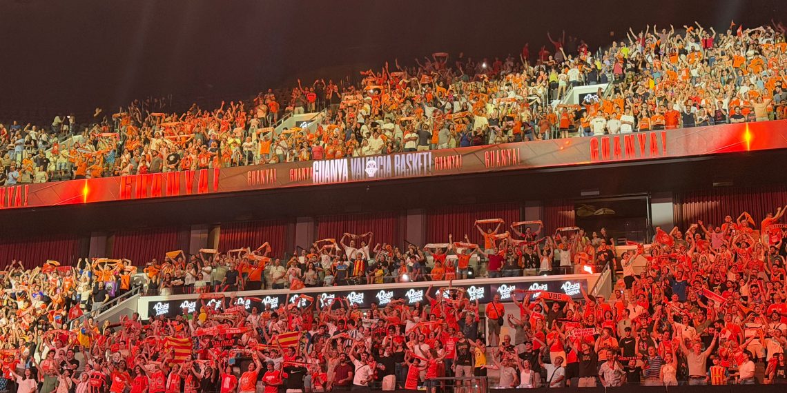 Más de 6.500 aficionados asisten al Roig Arena para visionar la victoria que da la Liga a Valencia Basket