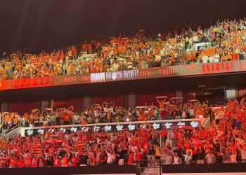 Más de 6.500 aficionados asisten al Roig Arena para visionar la victoria que da la Liga a Valencia Basket