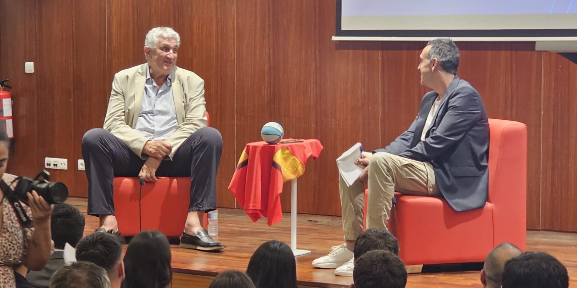 Fernando Romay anima a los graduados de la UPV con una charla sobre deporte y formación