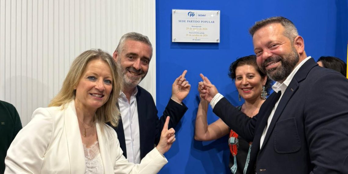 El PP de Sedaví reabre su sede tras los daños de la dana y reúne a cientos de vecinos