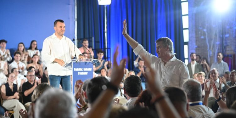 Mompó ensalza ante Feijóo la “fuerza inquebrantable” del PP valenciano como motor de cambio en España